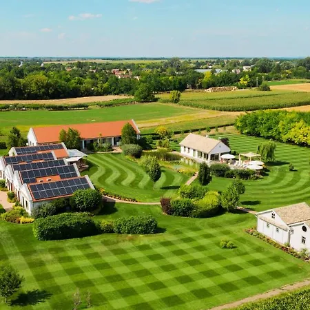 Páskom 4* Lajoskomárom