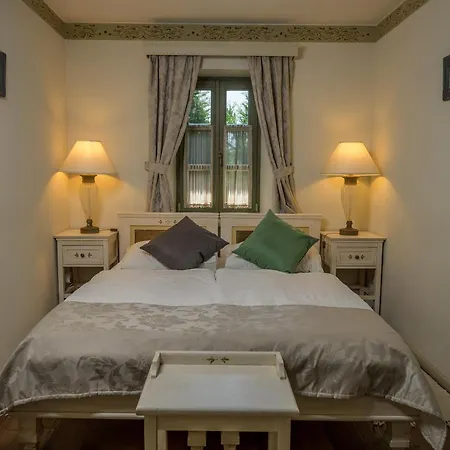 Páskom 4* Lajoskomárom